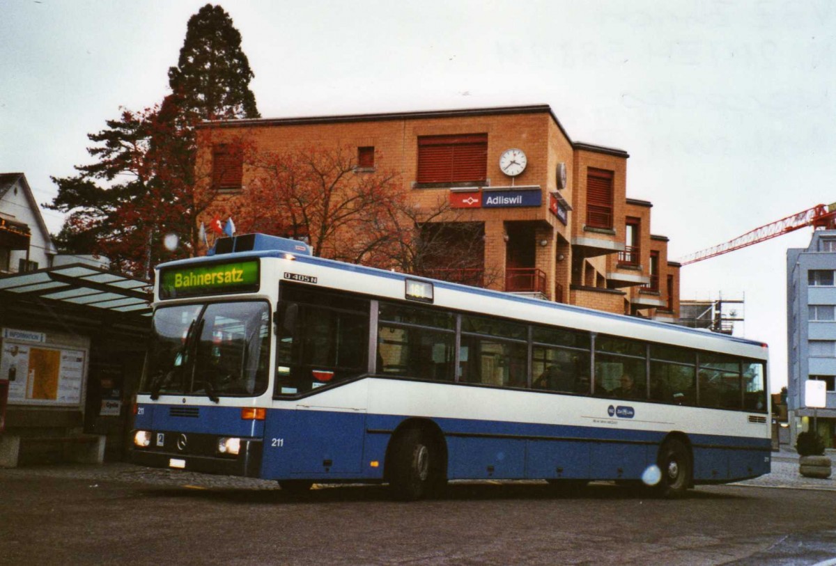 (123'023) - VBZ Z�rich - Nr. 211/ZH 588'211 - Mercedes am 13. Dezember 2009 beim Bahnhof Adliswil