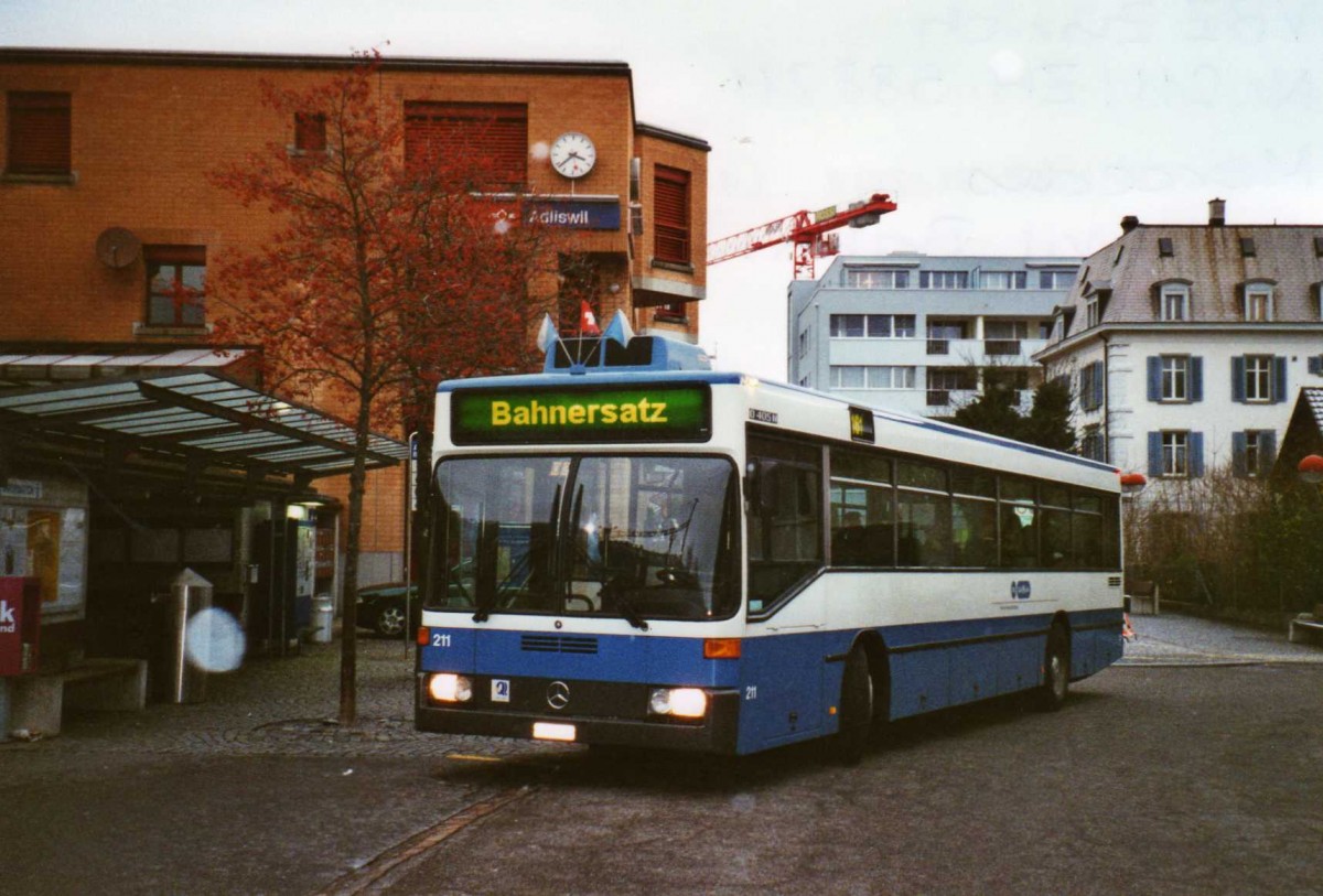 (123'024) - VBZ Z�rich - Nr. 211/ZH 588'211 - Mercedes am 13. Dezember 2009 beim Bahnhof Adliswil
