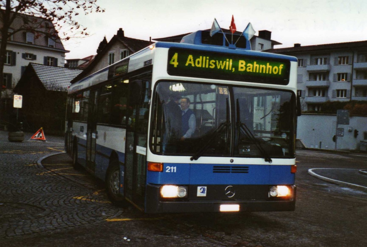 (123'025) - VBZ Z�rich - Nr. 211/ZH 588'211 - Mercedes am 13. Dezember 2009 beim Bahnhof Adliswil