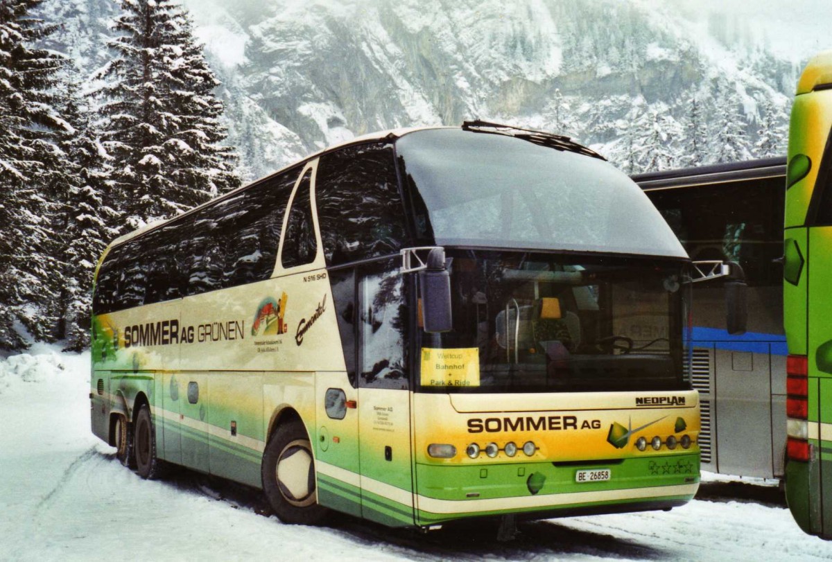(123'719) - Sommer, Gr�nen - BE 26'858 - Neoplan am 9. Januar 2010 in Adelboden, Unter dem Birg