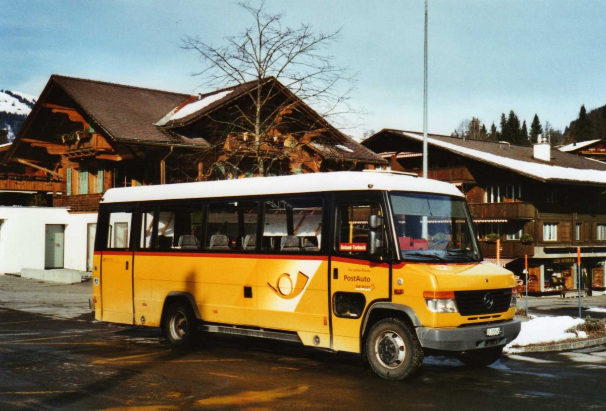 (124'236) - K�bli, Gstaad - BE 305'545 - Mercedes/Kusters am 24. Januar 2010 beim Bahnhof Gstaad