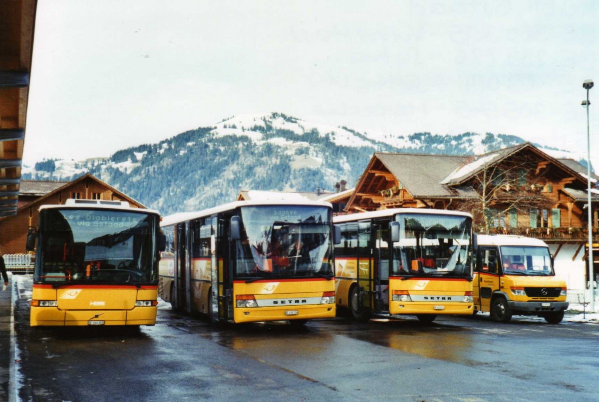 (124'304) - K�bli, Gstaad - BE 360'355 - Volvo/Hess + BE 235'726 + BE 403'014 - Setra + BE 305'545 - Mercedes am 24. Januar 2010 beim Bahnhof Gstaad