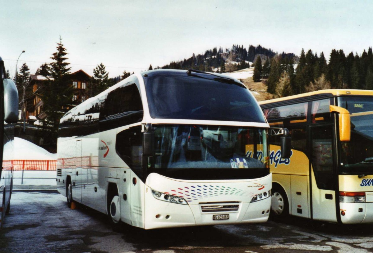 (124'308) - ASm Langenthal - Nr. 8/BE 659'683 - Neoplan am 24. Januar 2010 beim Bahnhof Saanenm�ser