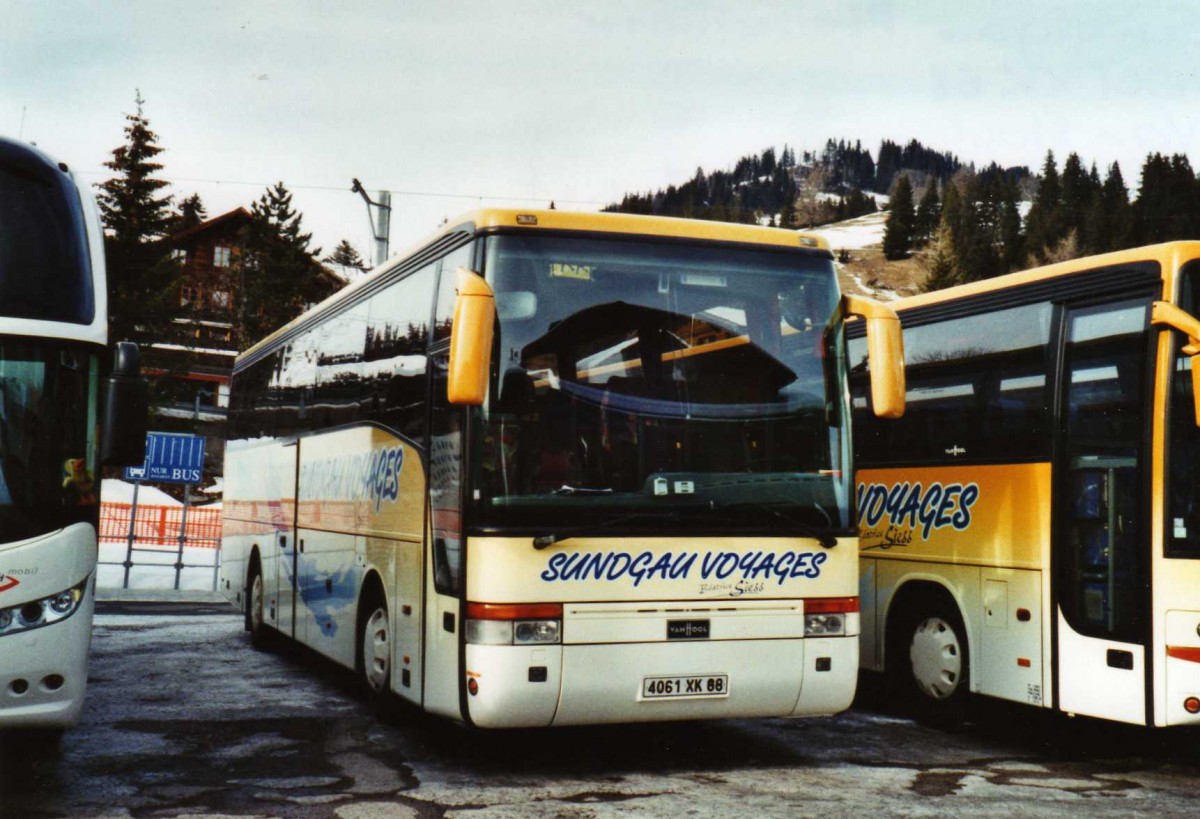 (124'310) - Aus Frankreich: Sundgau, Pfetterhouse - 4061 XK 68 - Van Hool am 24. Januar 2010 beim Bahnhof Saanenm�ser