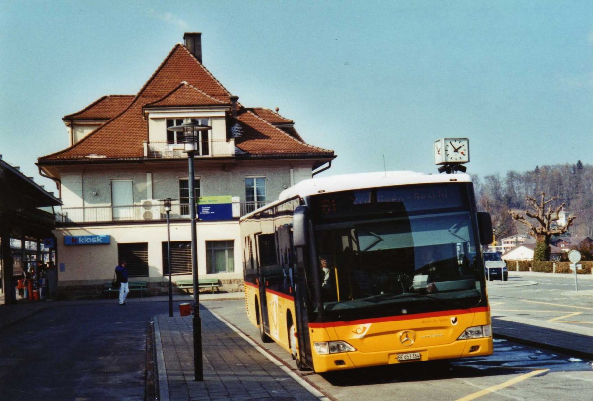 (124'607) - PostAuto Bern - BE 653'384 - Mercedes am 8. M�rz 2010 beim Bahnhof Spiez