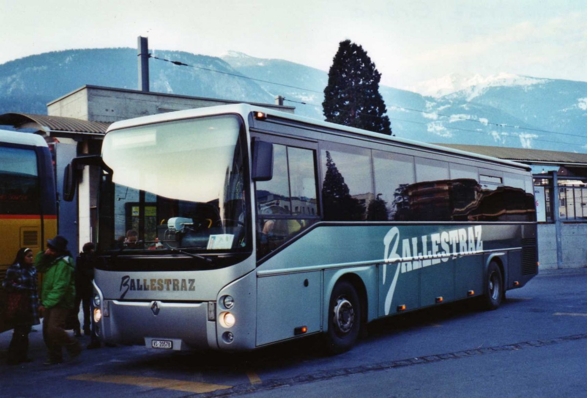 (124'609) - Ballestraz, Gr�ne - VS 20'578 - Renault am 9. M�rz 2010 beim Bahnhof Sierre