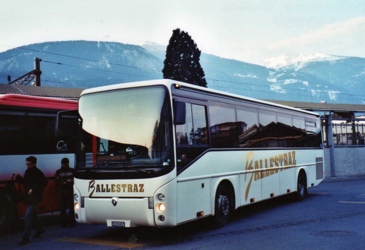 (124'611) - Ballestraz, Gr�ne - VS 230'657 - Renault am 9. M�rz 2010 beim Bahnhof Sierre