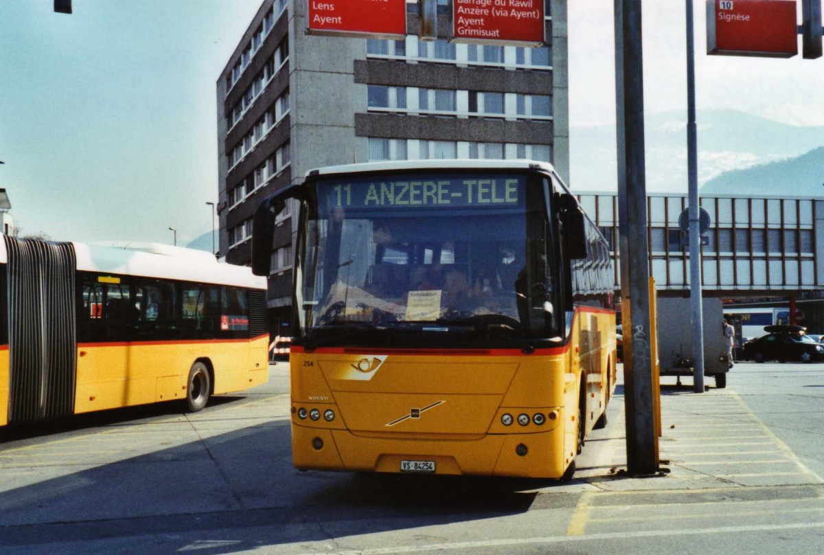 (124'625) - Buchard, Leytron - Nr. 254/VS 84'254 - Volvo (ex Rey, Ayent) am 9. M�rz 2010 beim Bahnhof Sion