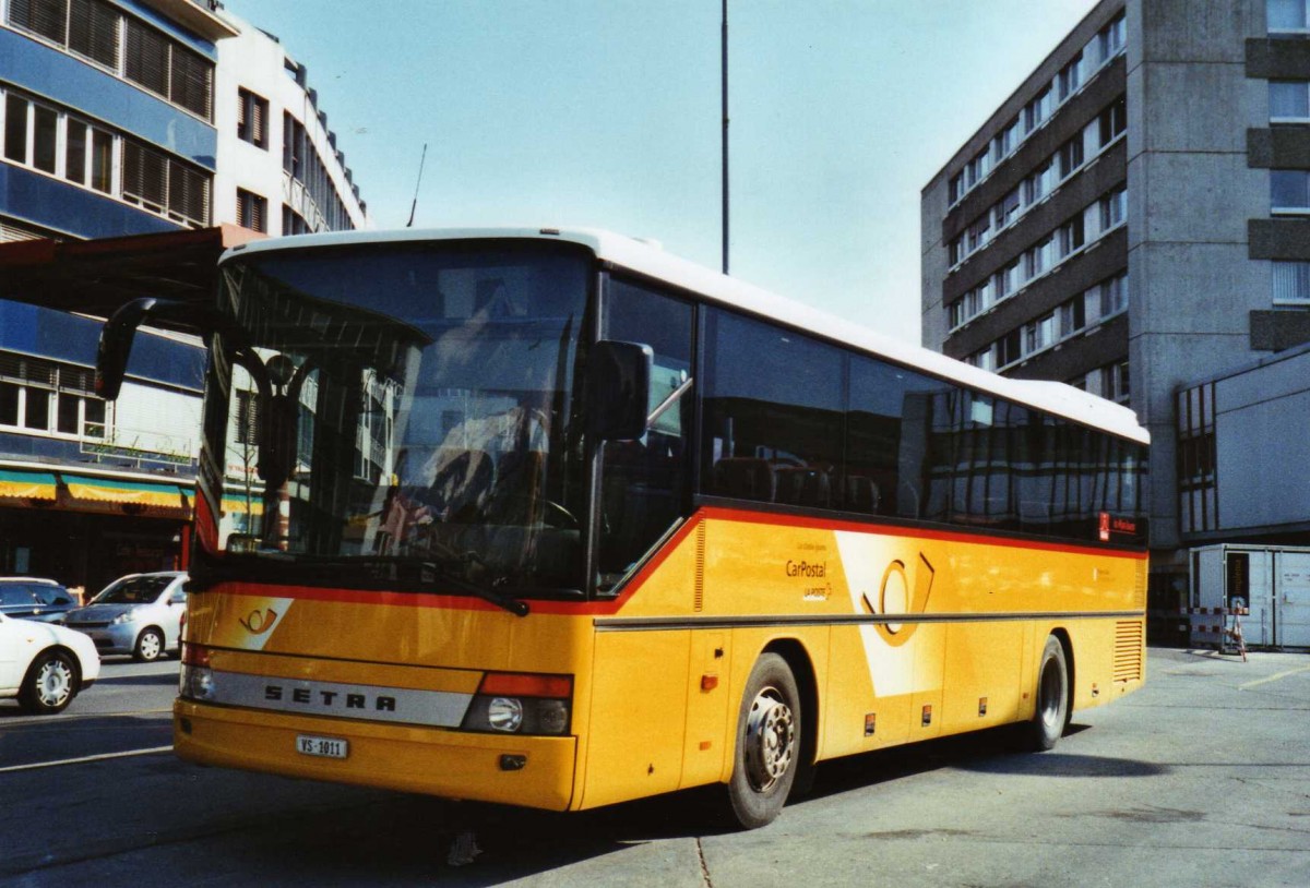 (124'626) - Ev�quoz, Erde - VS 1011 - Setra am 9. M�rz 2010 beim Bahnhof Sion