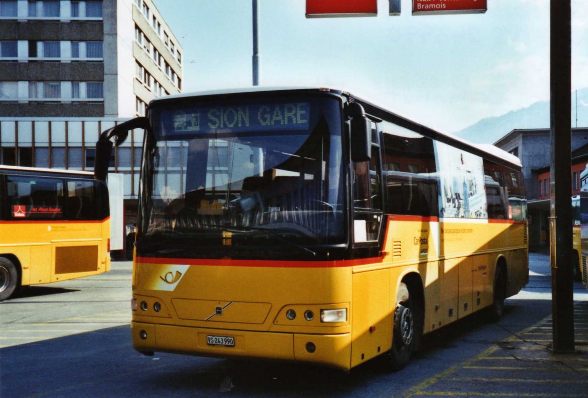 (124'627) - PostAuto Wallis - Nr. 3/VS 243'990 - Volvo (ex P 25'143) am 9. M�rz 2010 beim Bahnhof Sion