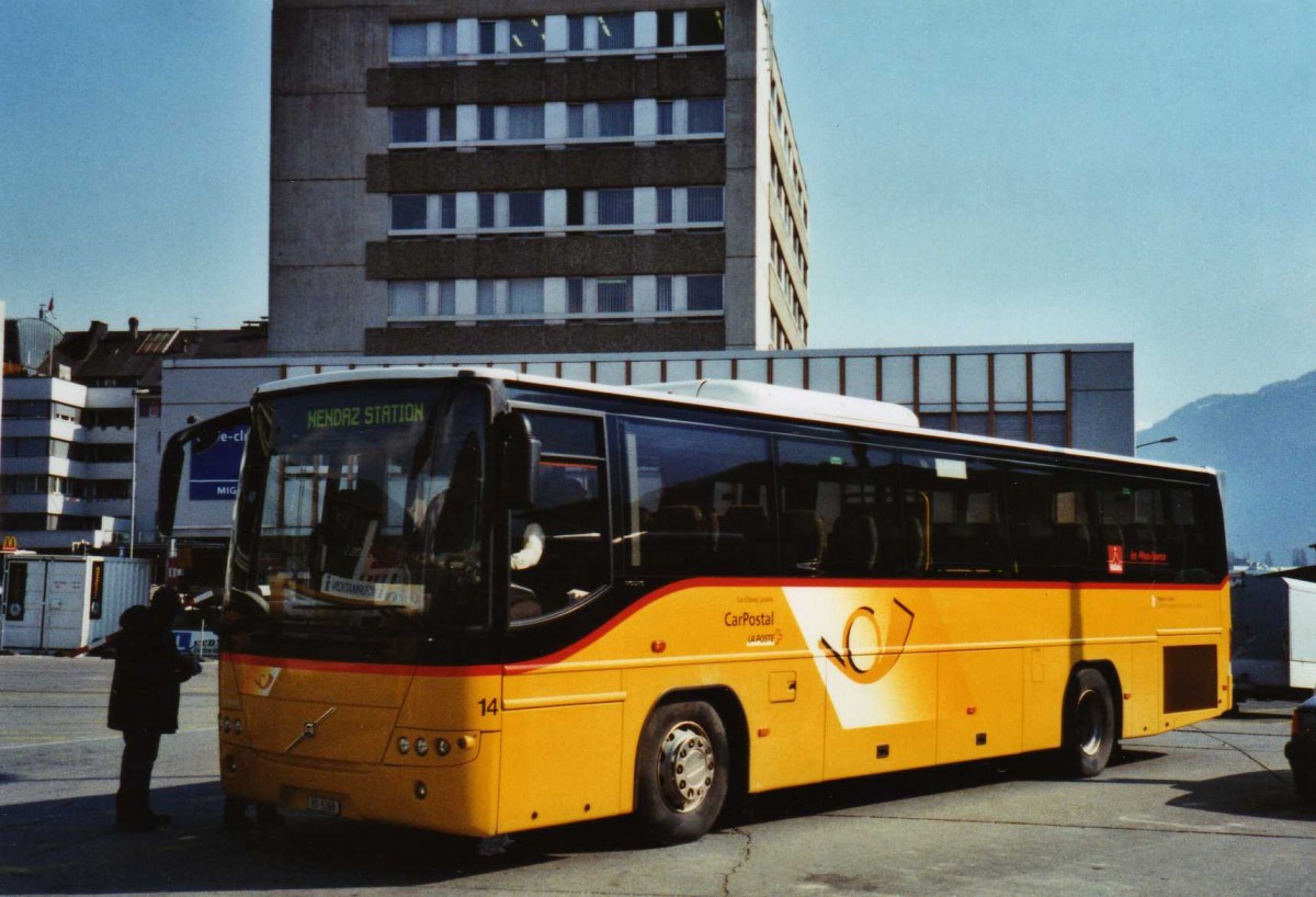 (124'628) - Lathion, Sion - Nr. 14/VS 5368 - Volvo am 9. M�rz 2010 beim Bahnhof Sion