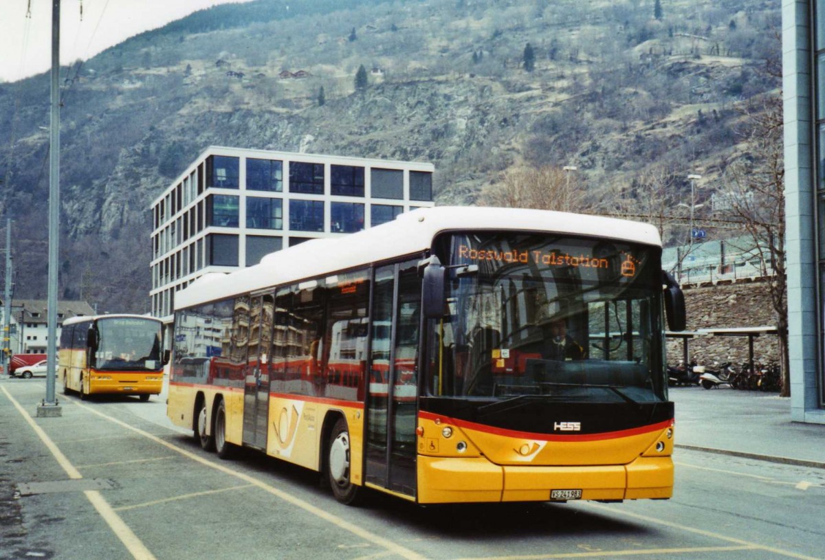 (124'727) - PostAuto Wallis - VS 241'983 - Scania/Hess am 9. M�rz 2010 beim Bahnhof Brig