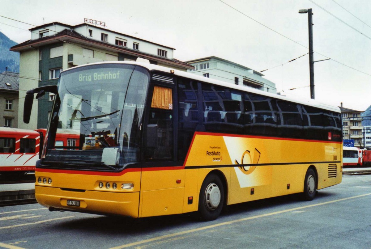 (124'728) - PostAuto Wallis - VS 243'886 - Neoplan (ex P 25'152) am 9. M�rz 2010 beim Bahnhof Brig