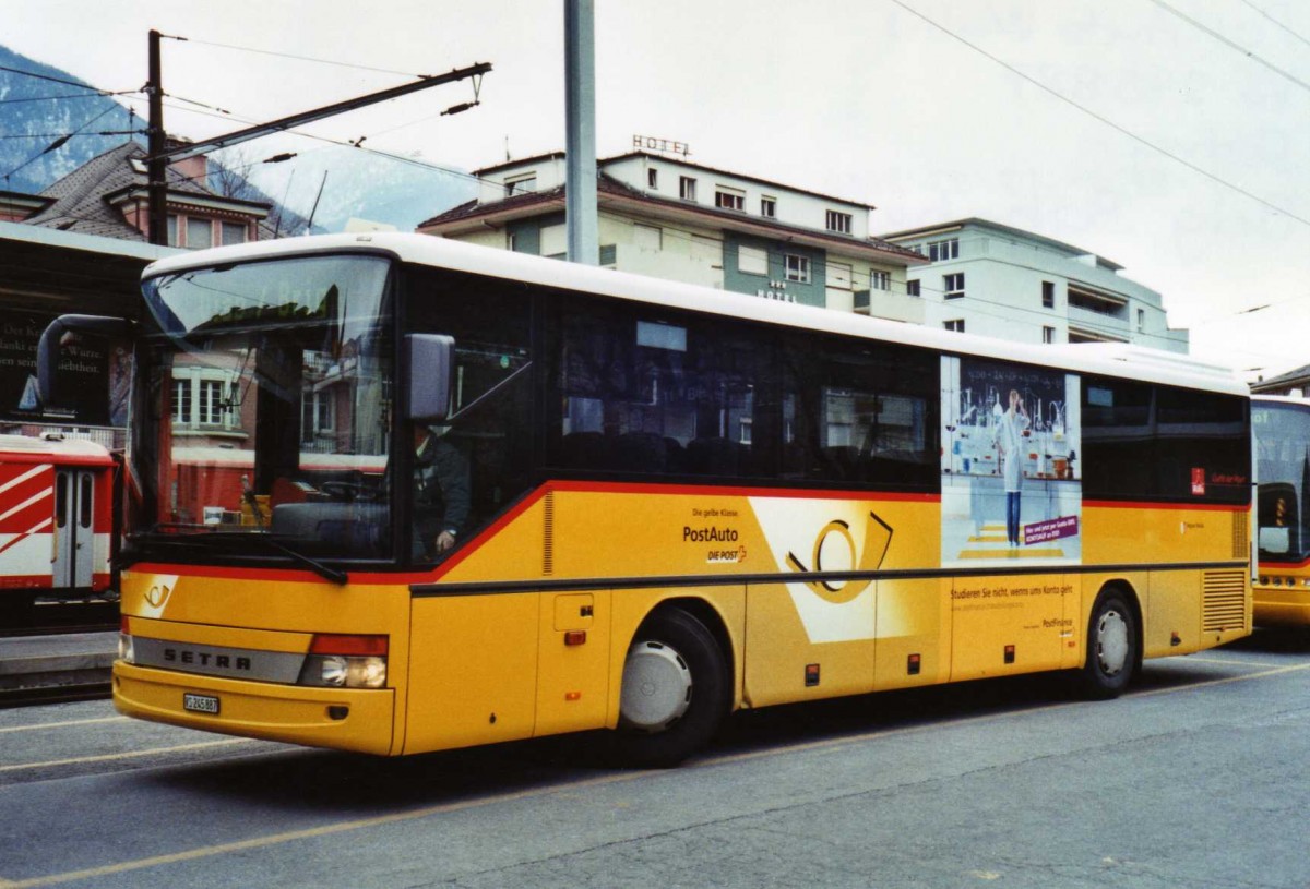 (124'729) - PostAuto Wallis - VS 245'887 - Setra am 9. M�rz 2010 beim Bahnhof Brig