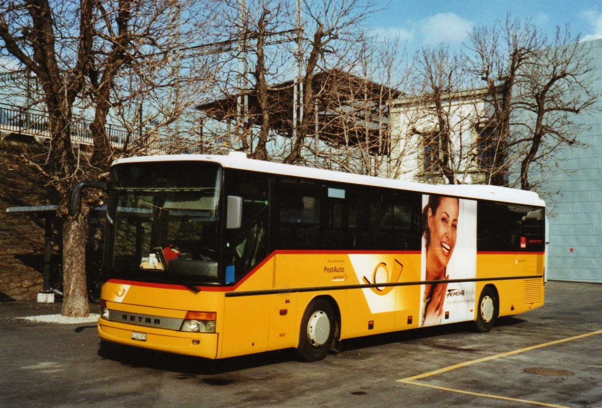 (124'830) - PostAuto Wallis - VS 241'976 - Setra am 12. M�rz 2010 beim Bahnhof Brig