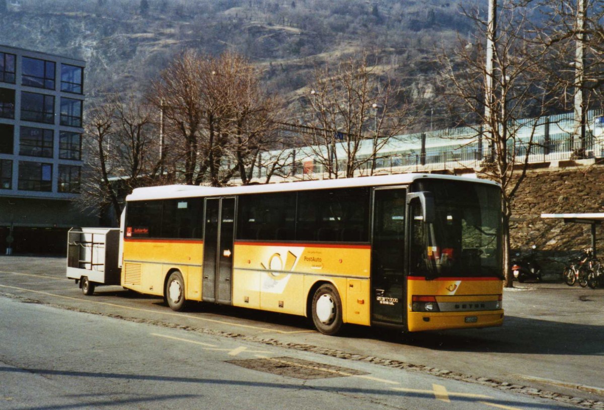 (124'836) - PostAuto Wallis - VS 245'886 - Setra am 12. M�rz 2010 beim Bahnhof Brig