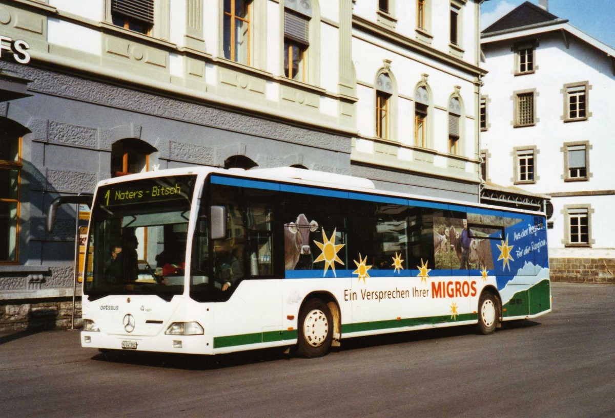 (124'901) - PostAuto Wallis - VS 241'962 - Mercedes am 12. M�rz 2010 beim Bahnhof Brig