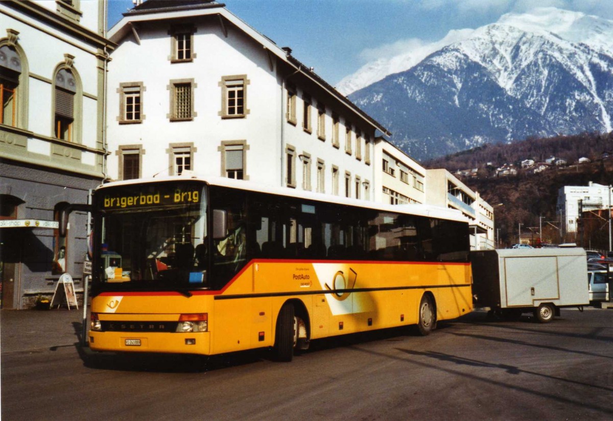 (124'902) - PostAuto Wallis - VS 243'889 - Setra (ex P 26'028) am 12. M�rz 2010 beim Bahnhof Brig