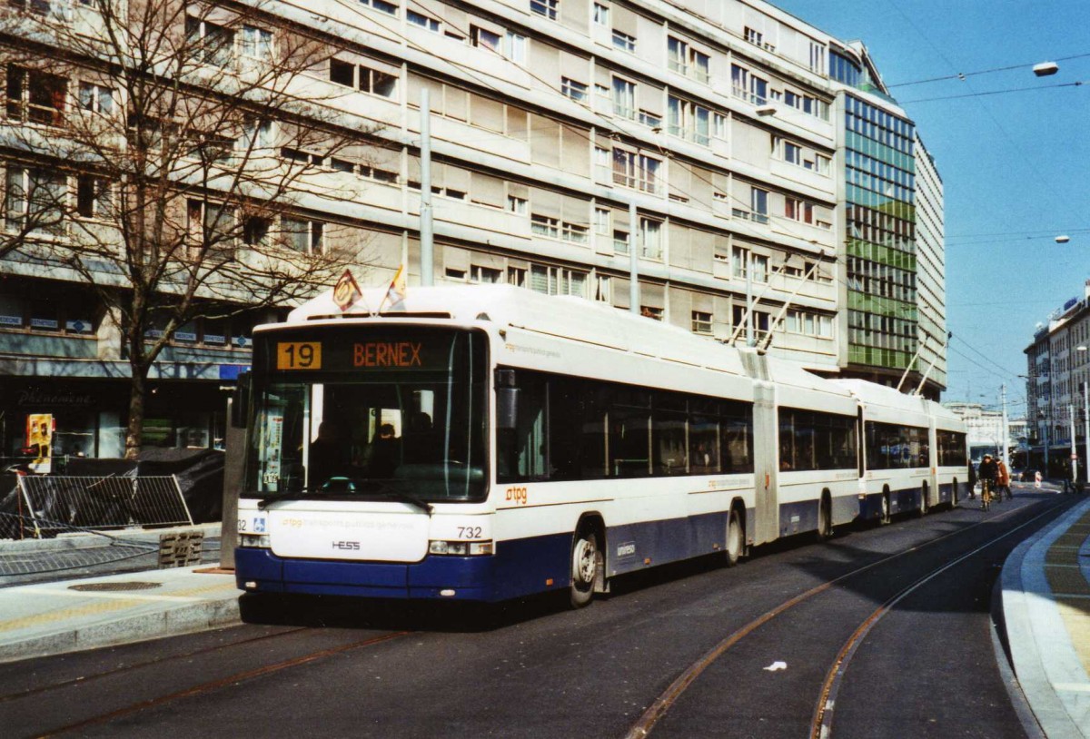 (125'007) - TPG Gen�ve - Nr. 732 - Hess/Hess Gelenktrolleybus am 13. M�rz 2010 in Gen�ve, Coutance