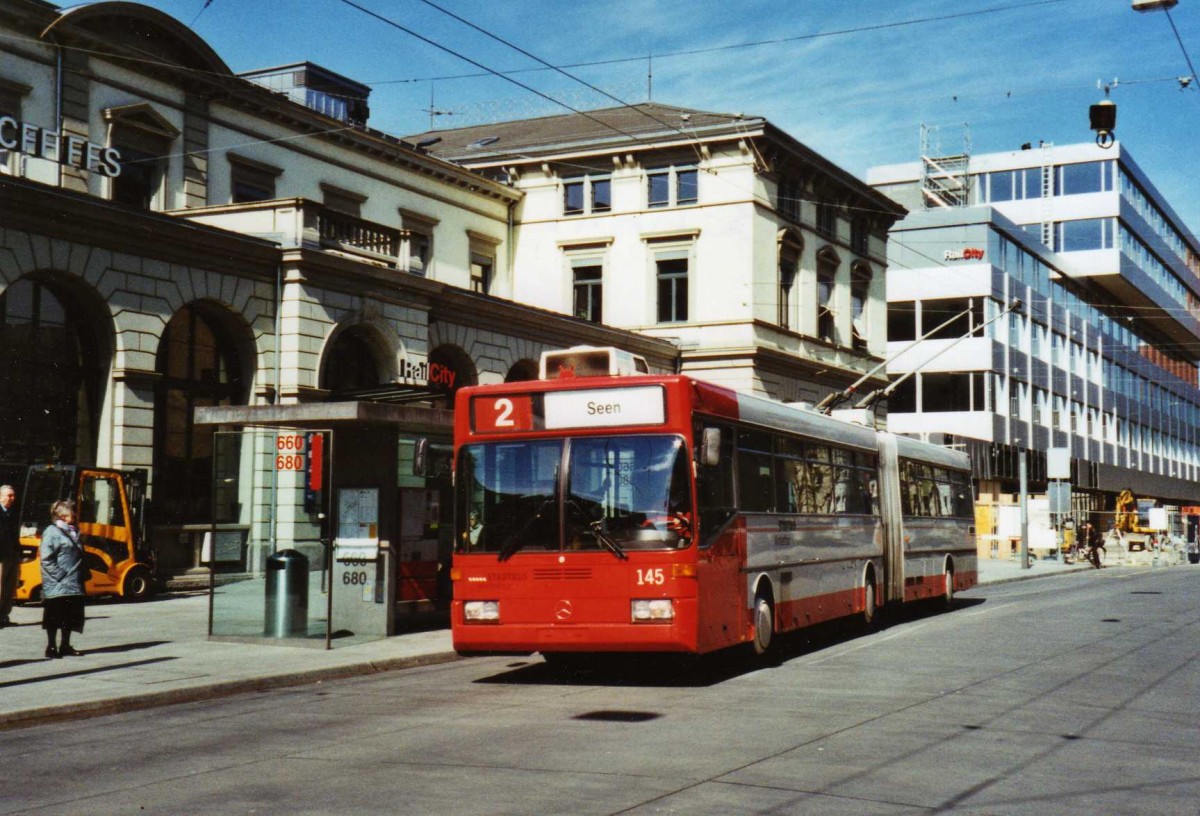 (125'024) - SW Winterthur - Nr. 145 - Mercedes Gelenktrolleybus am 17. M�rz 2010 beim Hauptbahnhof Winterthur