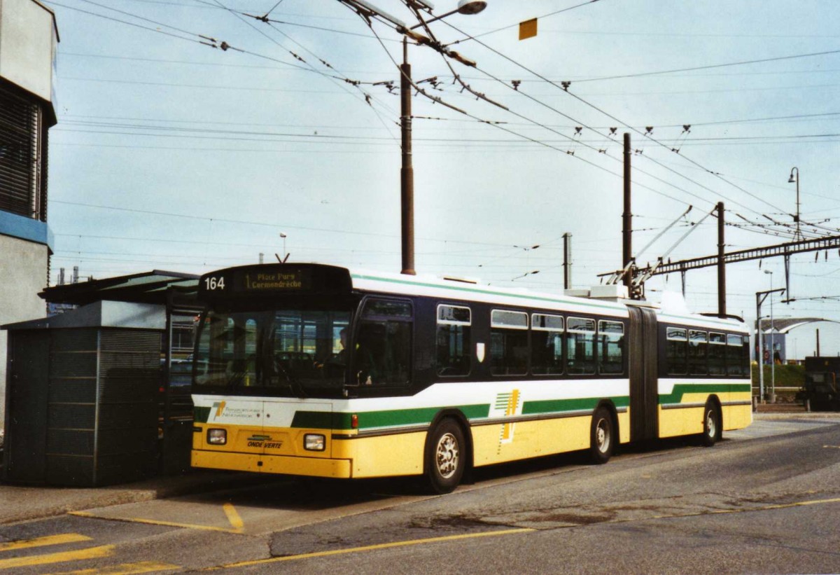 (125'212) - TN Neuch�tel - Nr. 164 - FBW/Hess Gelenktrolleybus am 22. M�rz 2010 beim Bahnhof Marin