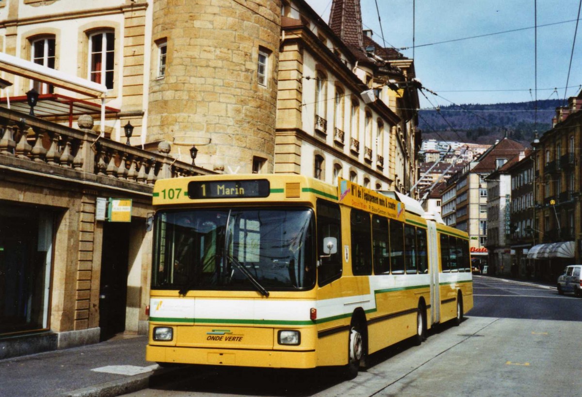(125'216) - TN Neuch�tel - Nr. 107 - NAW/Hess Gelenktrolleybus am 22. M�rz 2010 in Neuch�tel, Place Pury