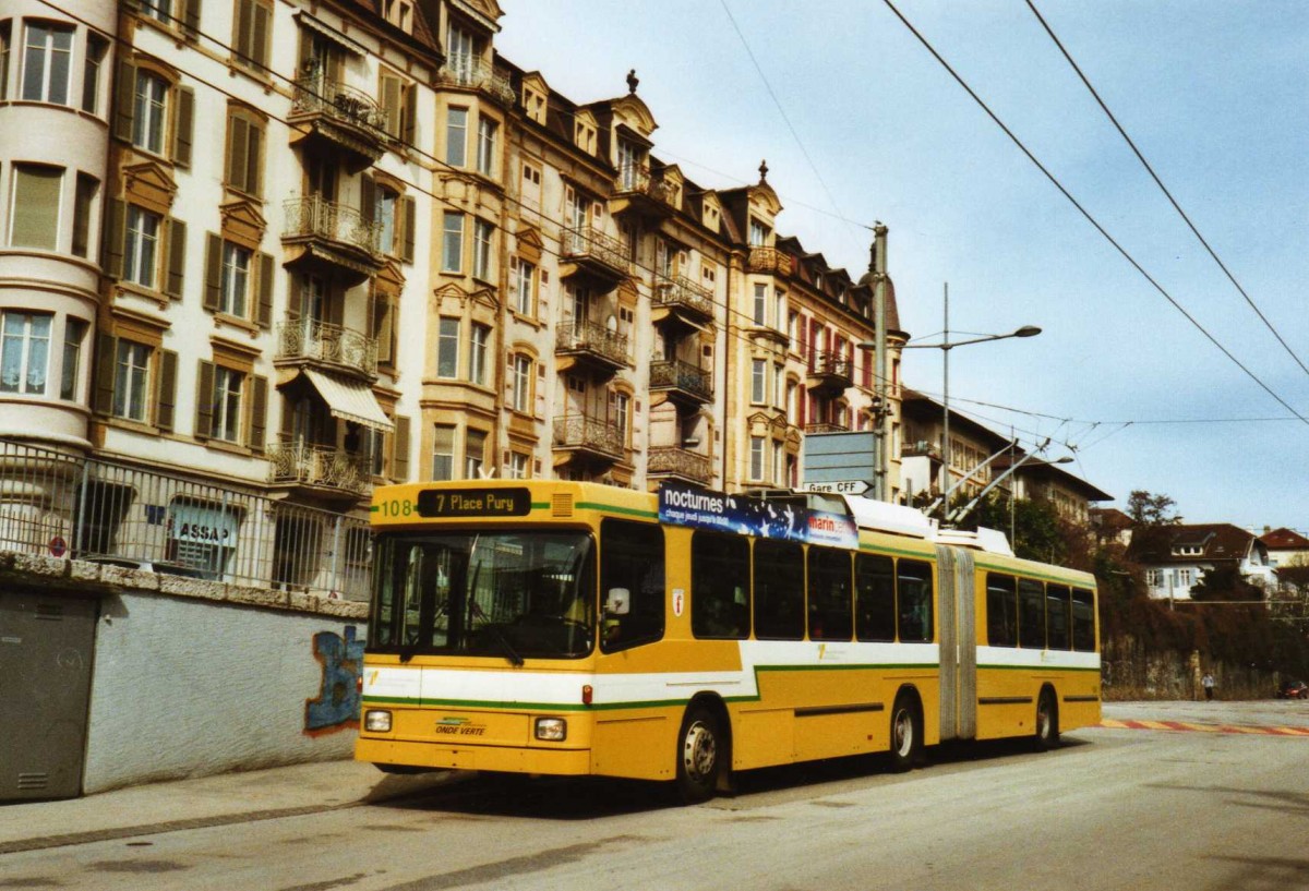 (125'304) - TN Neuch�tel - Nr. 108 - NAW/Hess Gelenktrolleybus am 22. M�rz 2010 beim Bahnhof Neuch�tel