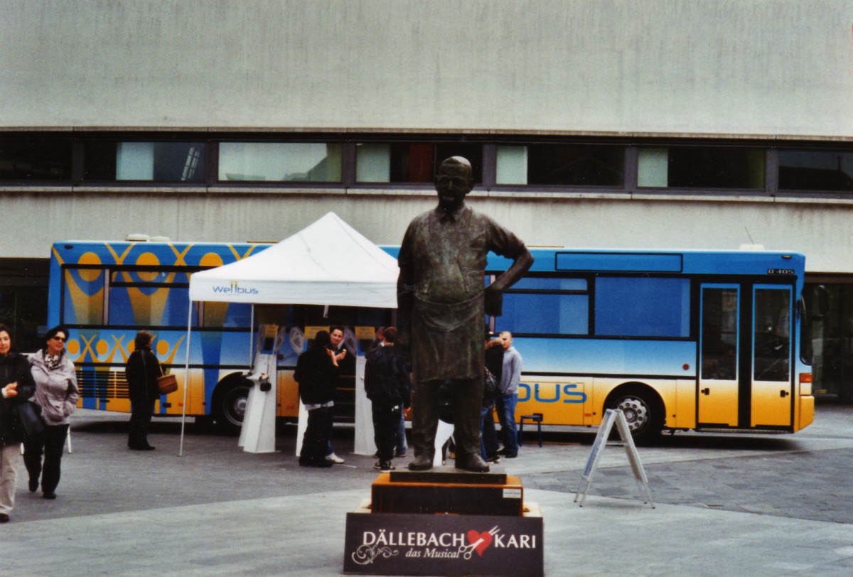 (126'334) - AmpliBus, Baar - SO 162'824 - Mercedes am 18. Mai 2010 in Thun, Aarefeldplatz (mit D�llebach Kari im Vordergrund)