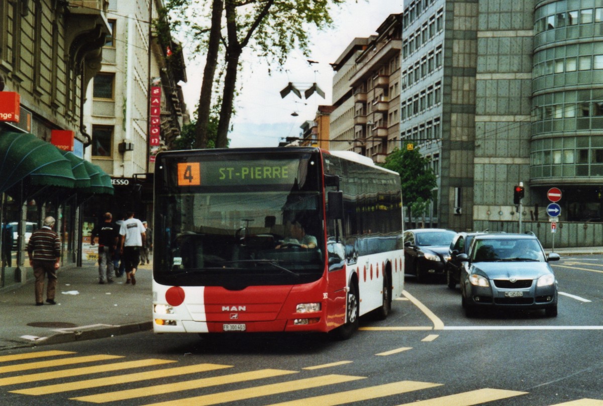 (126'417) - TPF Fribourg - Nr. 352/FR 300'403 - MAN/G�ppel am 19. Mai 2010 beim Bahnhof Fribourg