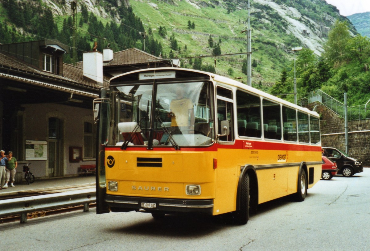 (127'431) - AVG Meiringen - Nr. 74/BE 607'481 - Saurer/R&J (ex P 24'357) am 4. Juli 2010 beim Bahnhof G�schenen