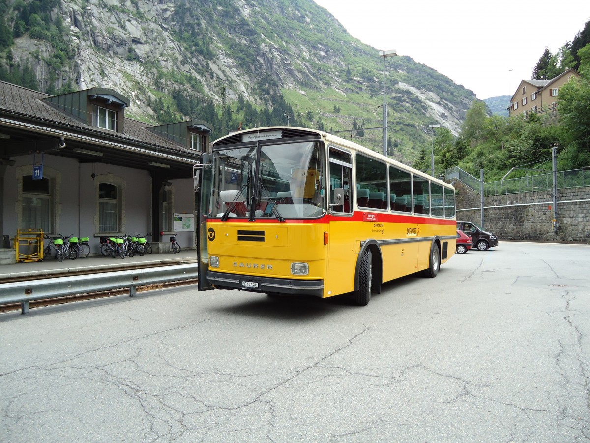 (127'604) - AVG Meiringen - Nr. 74/BE 607'481 - Saurer/R&J (ex P 24'357) am 4. Juli 2010 beim Bahnhof G�schenen