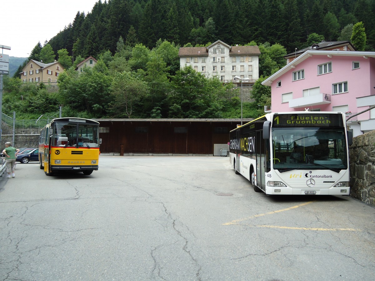 (127'611) - AVG Meiringen - Nr. 74/BE 607'481 - Saurer/R&J (ex P 24'357) + AAGU Altdorf - Nr. 48/UR 9315 - Mercedes am 4. Juli 2010 beim Bahnhof G�schenen