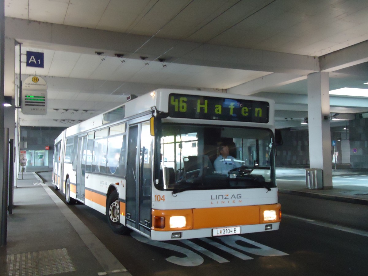 (128'343) - Linz Linien - Nr. 104/L 3104 B - Gr�f&Stift am 8. August 2010 beim Bahnhof Linz