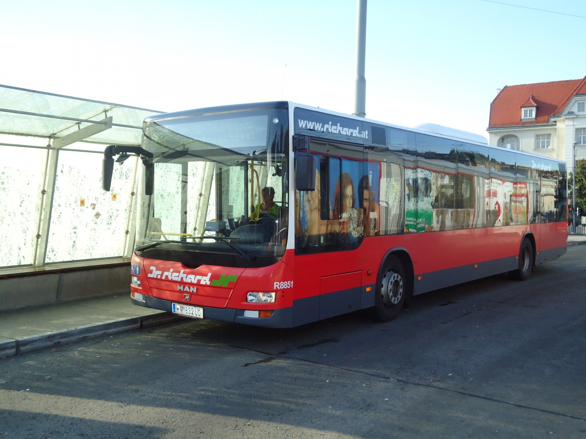 (128'360) - Dr. Richard - Nr. R8851/W 1832 LO - MAN am 8. August 2010 in Wien-Hietzing, Kennedybr�cke