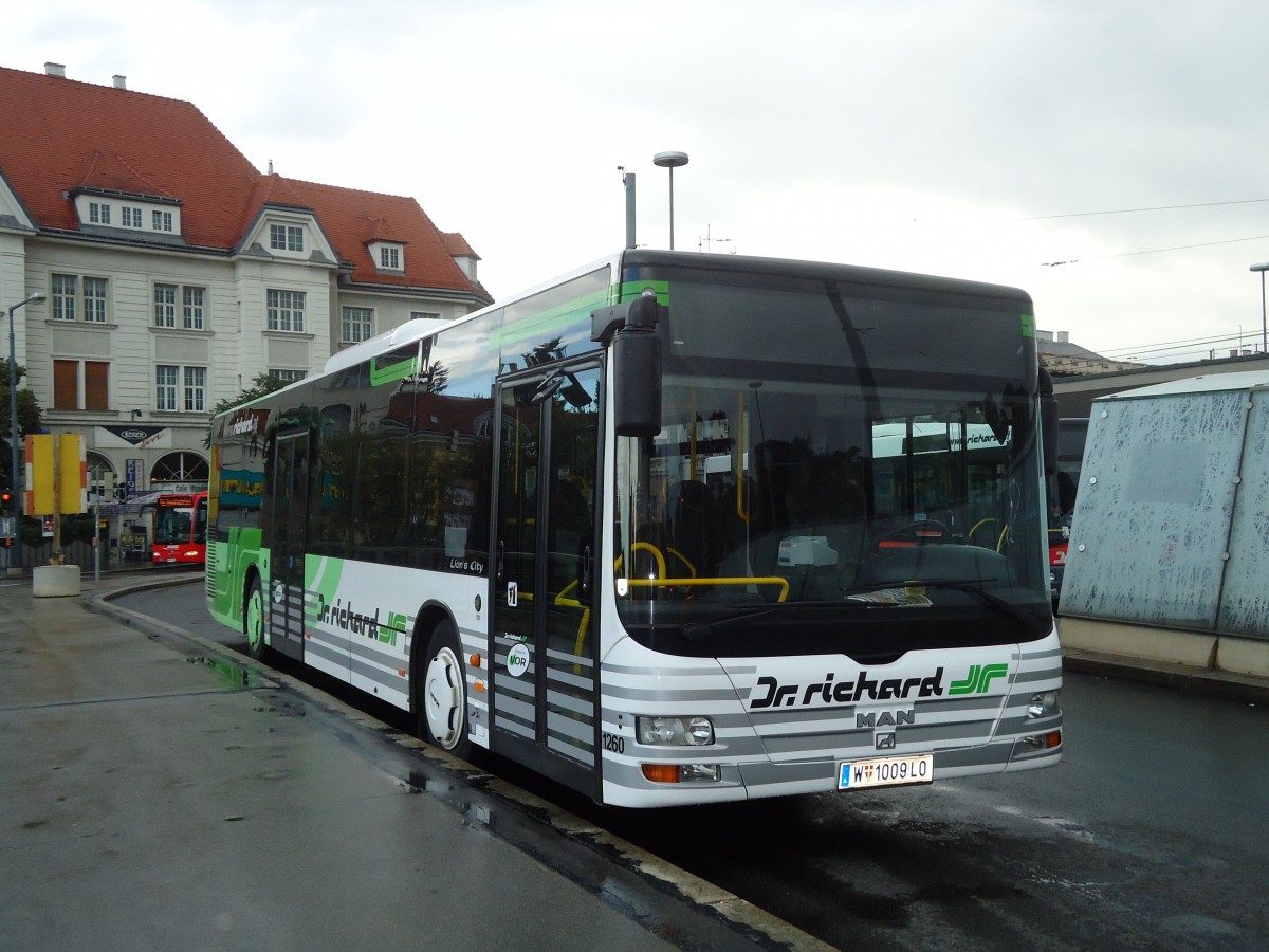 (128'369) - Dr. Richard - Nr. 1260/W 1009 LO - MAN am 9. August 2010 in Wien-Hietzing, Kennedybr�cke