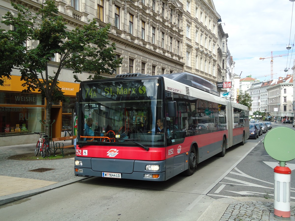 (128'372) - Wiener Linien - Nr. 8252/W 1644 LO - Gr�f&Stift am 9. August 2010 in Wien, Weyrgasse