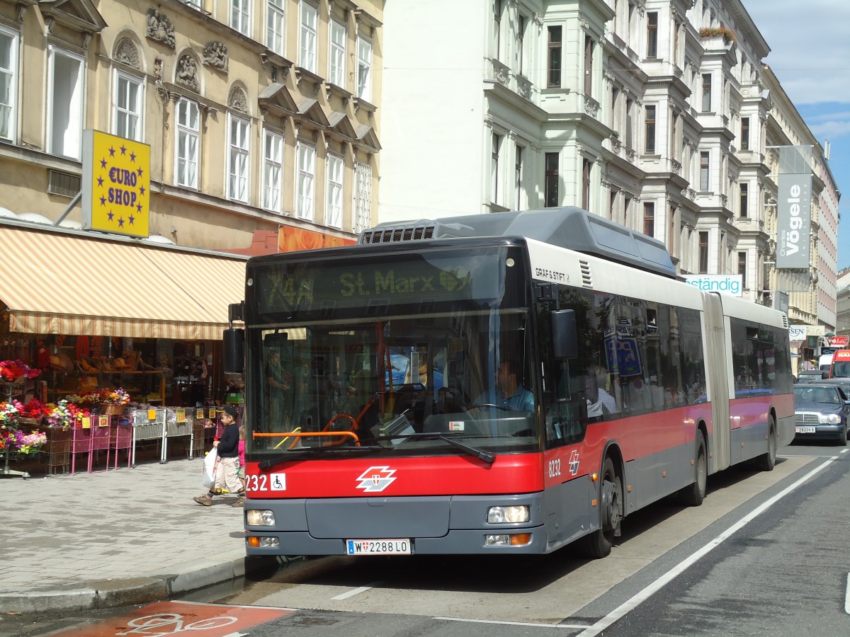 (128'378) - Wiener Linien - Nr. 8232/W 2288 LO - Gr�f&Stift am 9. August 2010 in Wien, Barichgasse