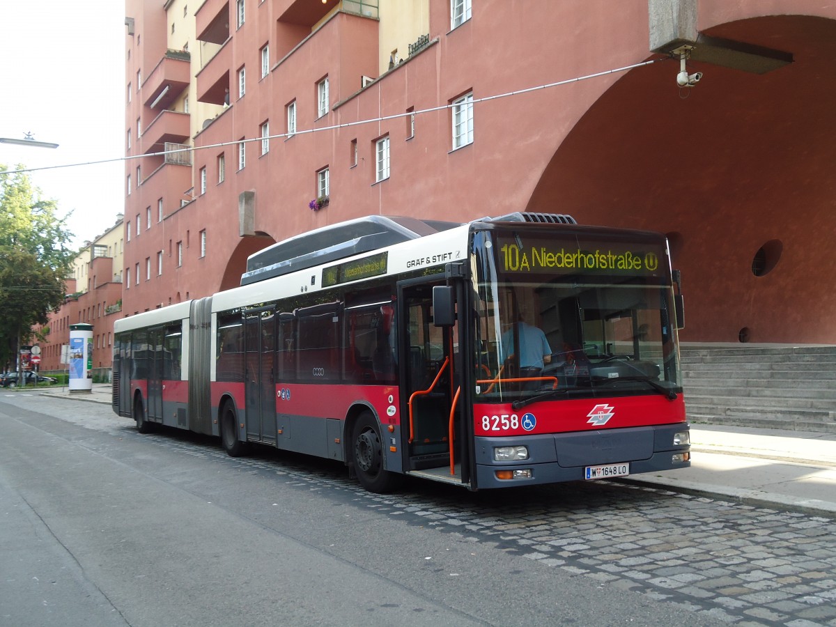 (128'427) - Wiener Linien - Nr. 8258/W 1648 LO - Gr�f&Stift am 9. August 2010 in Wien, Heiligenstadt