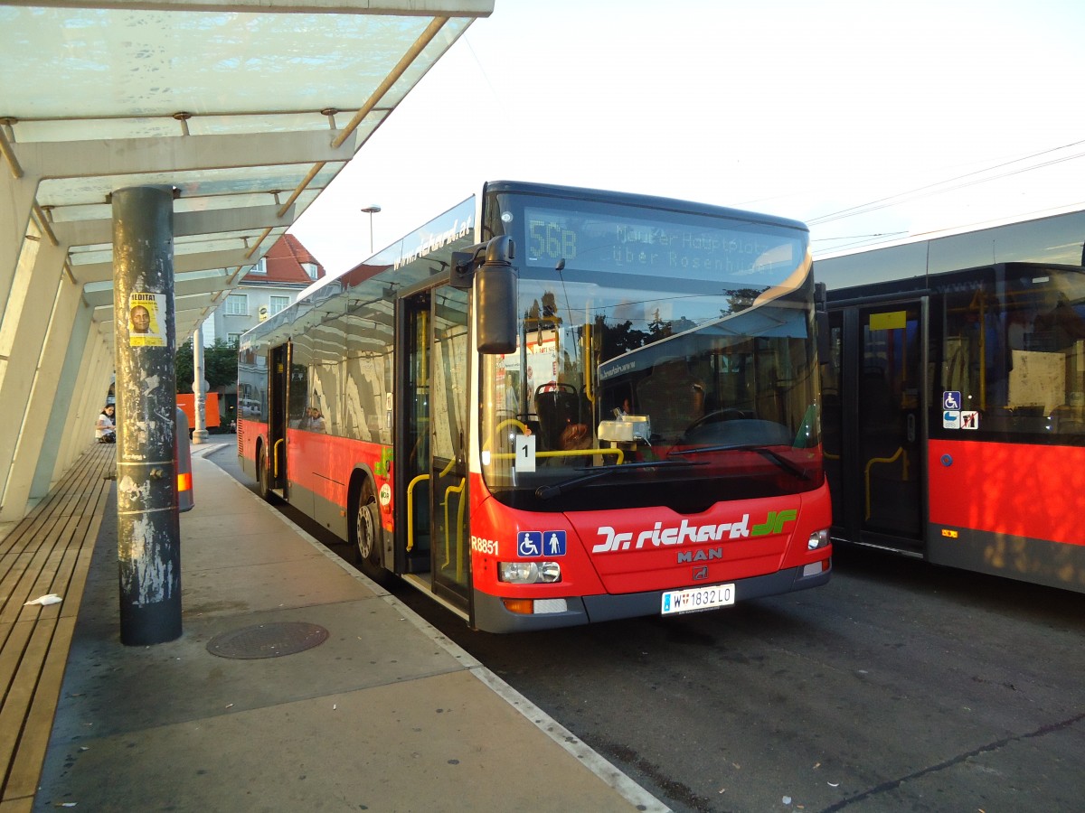 (128'481) - Dr. Richard - Nr. R8851/W 1832 LO - MAN am 9. August 2010 in Wien-Hietzing, Kennedybr�cke