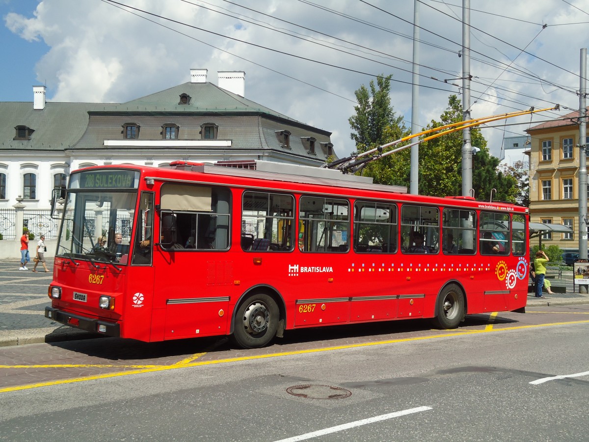 (128'516) - DPB Bratislava - Nr. 6267 - Skoda Trolleybus am 10. August 2010 in Bratislava, Hodzovo Nam.