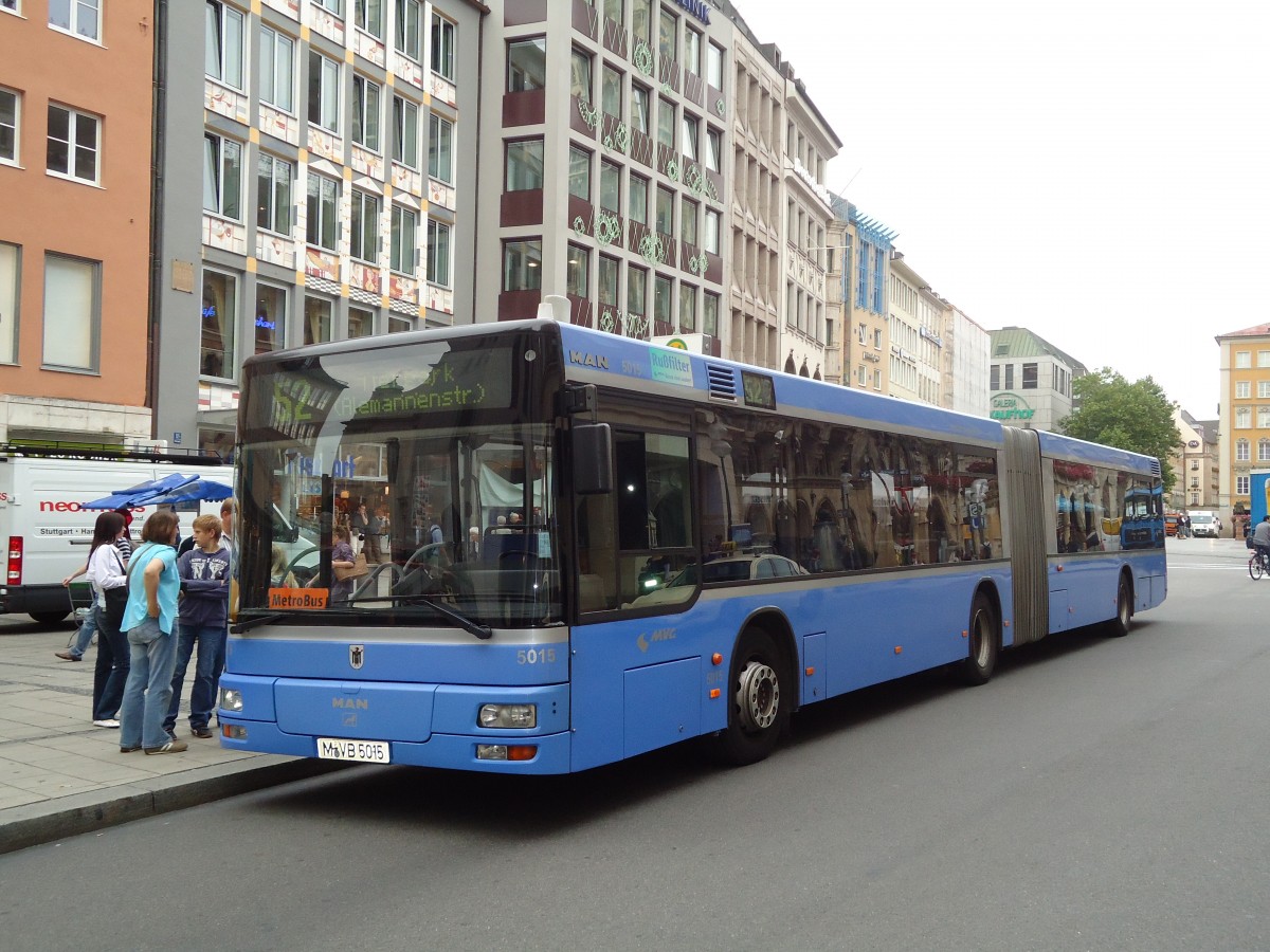 (128'598) - MVG M�nchen - Nr. 5015/M-VB 5015 - MAN am 11. August 2010 in M�nchen, Marienplatz 