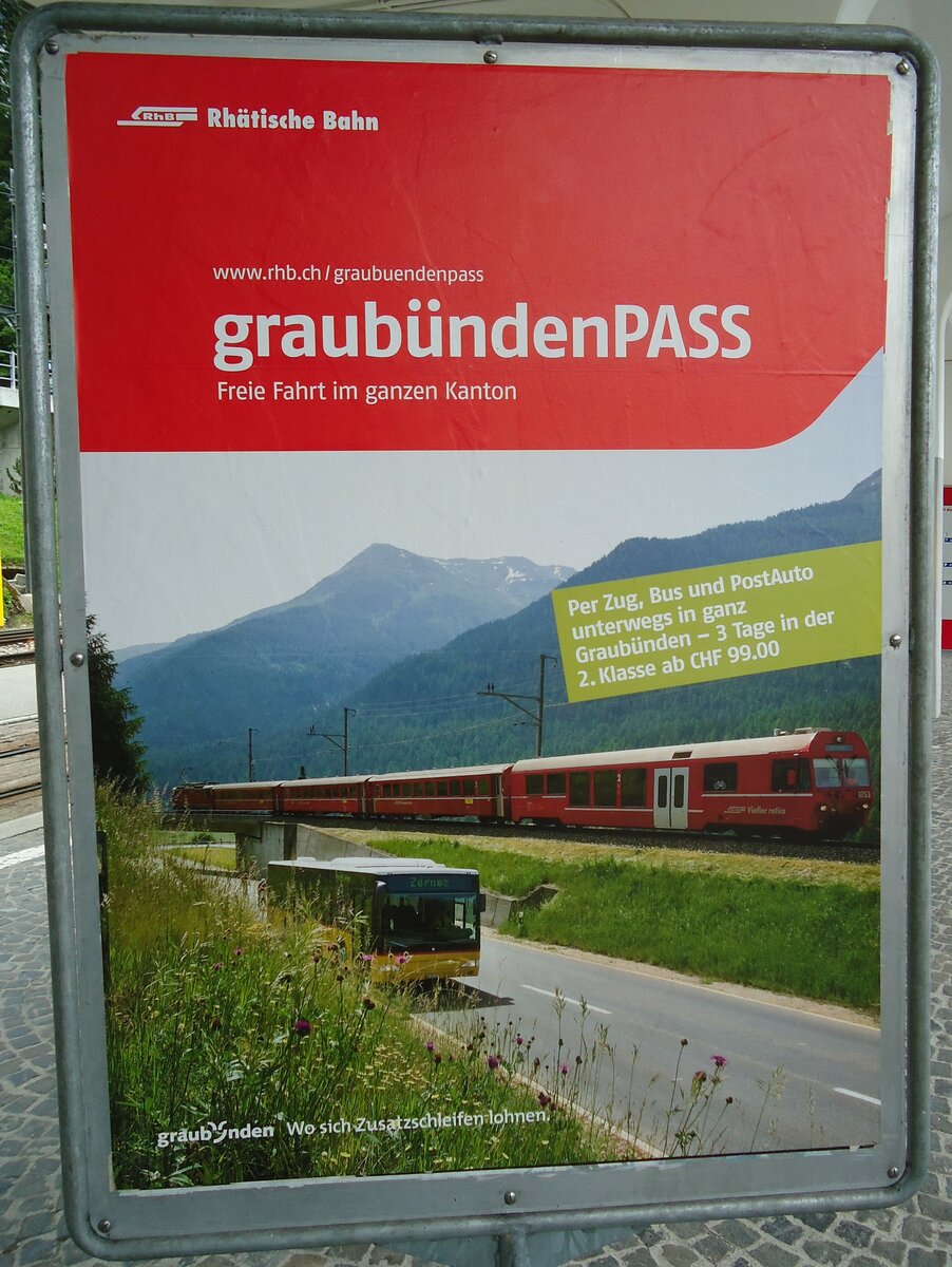 (128'718) - Plakat f�r den graub�ndenPASS am 13. August 2010 beim Bahnhof Arosa