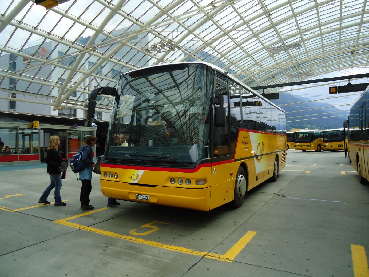 (128'726) - PostAuto Graub�nden - GR 102'324 - Neoplan am 13. August 2010 in Chur, Postautostation