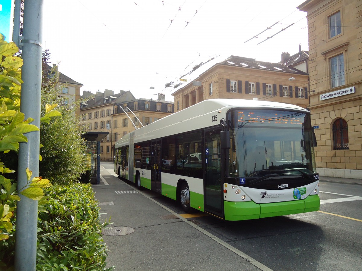 (129'526) - TN Neuch�tel - Nr. 135 - Hess/Hess Gelenktrolleybus am 6. September 2010 in Neuch�tel, Place Pury
