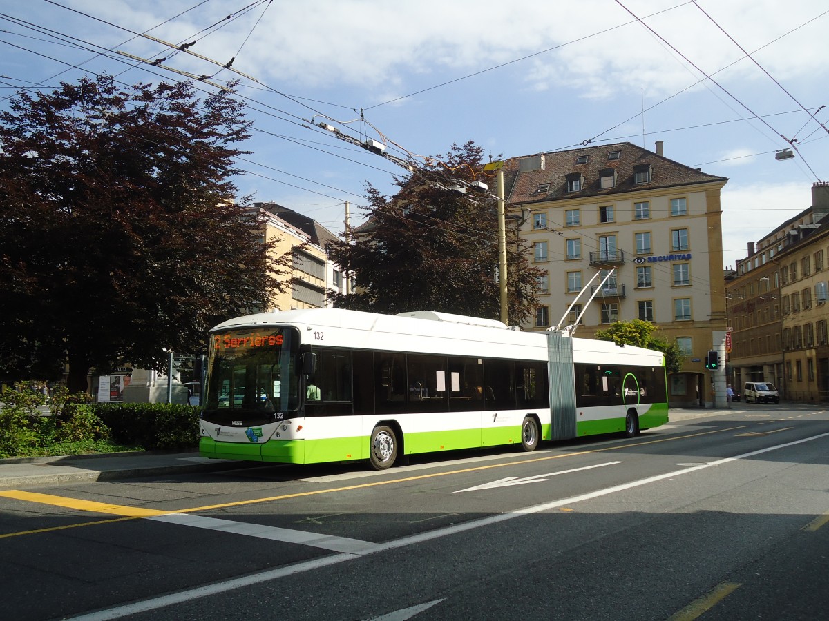 (129'531) - TN Neuch�tel - Nr. 132 - Hess/Hess Gelenktrolleybus am 6. September 2010 in Neuch�tel, Place Pury