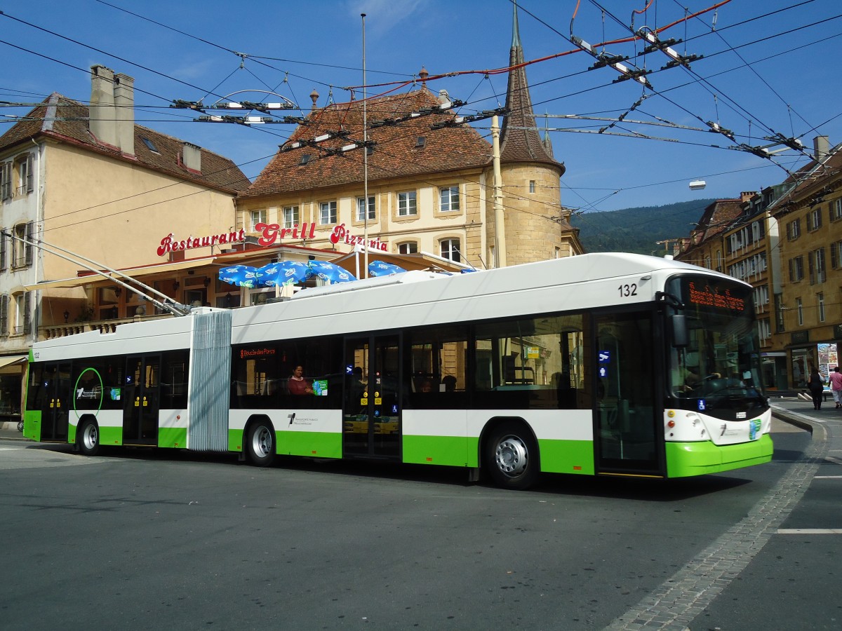 (129'545) - TN Neuch�tel - Nr. 132 - Hess/Hess Gelenktrolleybus am 6. September 2010 in Neuch�tel, Place Pury