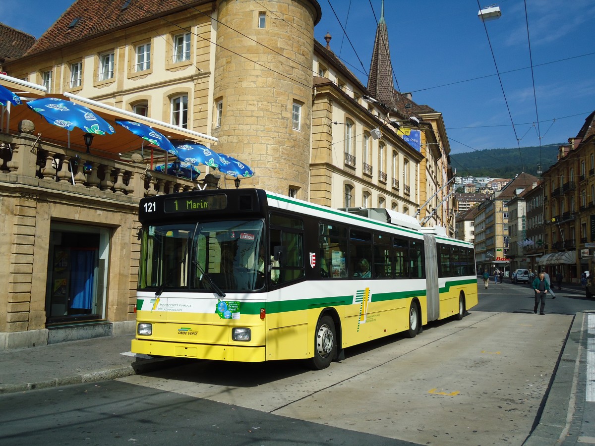 (129'547) - TN Neuch�tel - Nr. 121 - NAW/Hess Gelenktrolleybus am 6. September 2010 in Neuch�tel, Place Pury