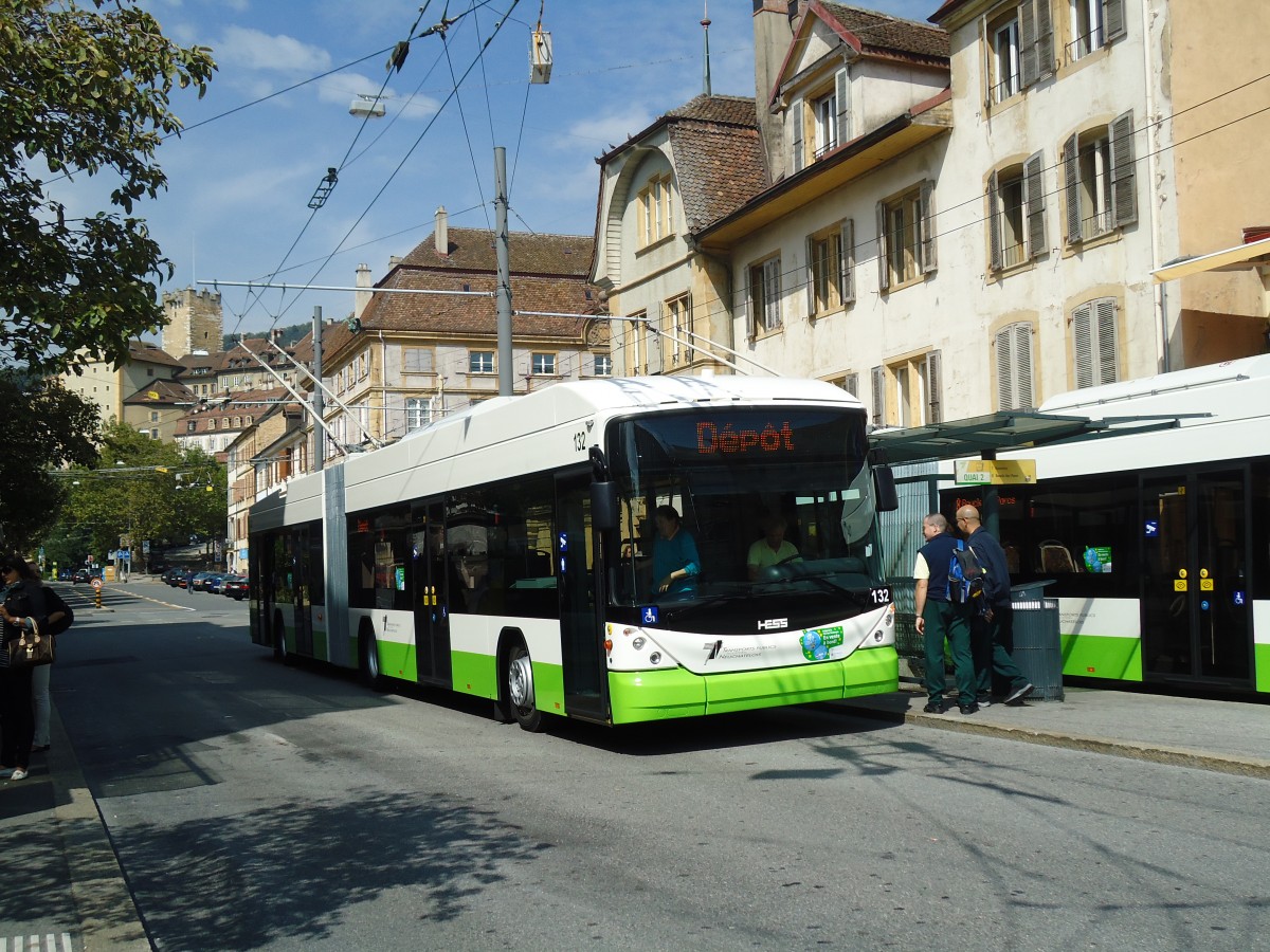 (129'561) - TN Neuch�tel - Nr. 132 - Hess/Hess Gelenktrolleybus am 6. September 2010 in Neuch�tel, Place Pury