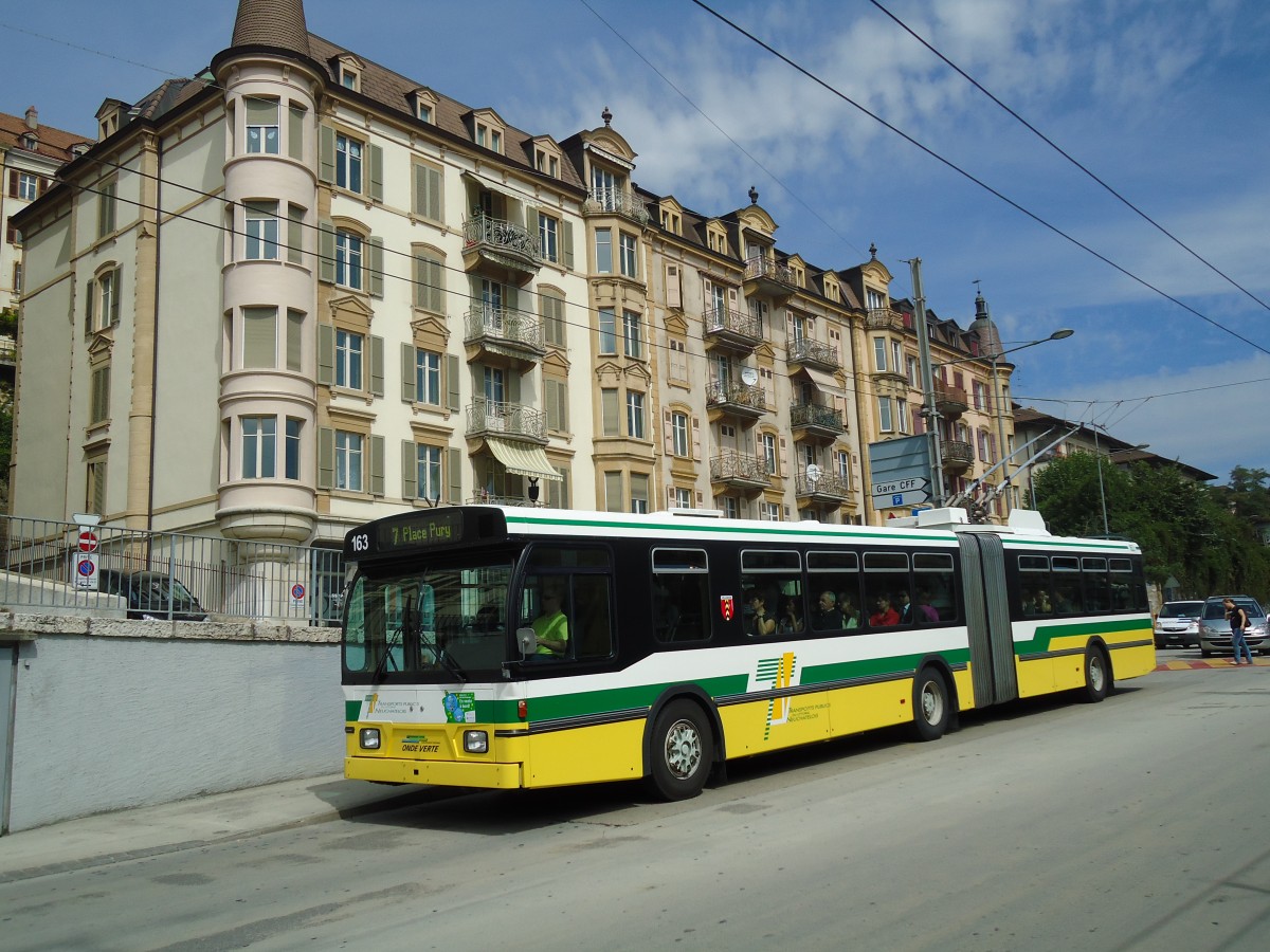 (129'585) - TN Neuch�tel - Nr. 163 - FBW/Hess Gelenktrolleybus am 6. September 2010 beim Bahnhof Neuch�tel