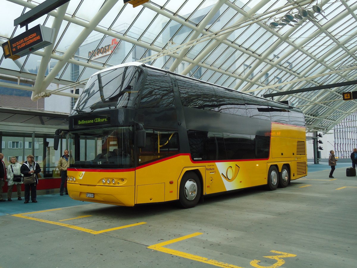 (129'760) - PostAuto Graub�nden - GR 163'000 - Neoplan am 18. September 2010 in Chur, Postautostation